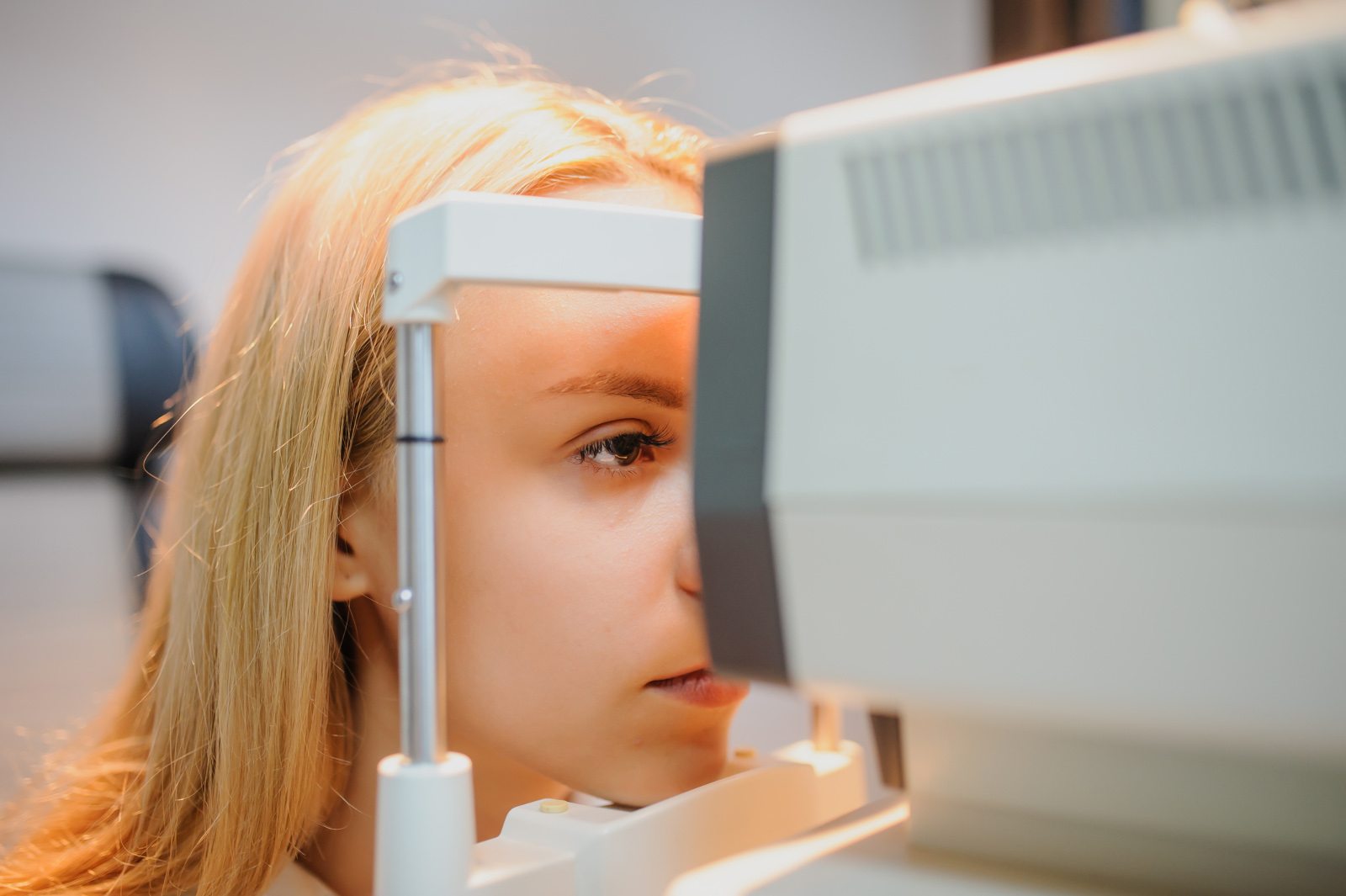 Imagen haciendo diagnóstico del desprendimiento de retina de la Asociación Española de Optometristas Unidos